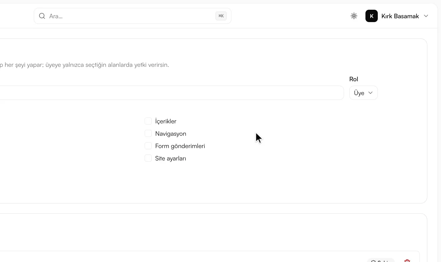 Site değiştiricide tek hesaptaki birden çok site görünüyor. Ekip davetinde 9 yetki alanından yalnız gerekenler seçiliyor.